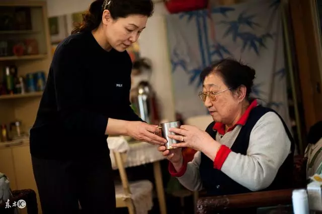 媳婦當初堅持和公婆分開住,現在卻又哭著要回來,知道的人都樂了