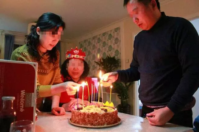 婆婆過生日,我送給婆婆一部手機,她卻拿去賣了,我知道後感動哭
