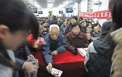 婆婆過生日,我送給婆婆一部手機,她卻拿去賣了,我知道後感動哭