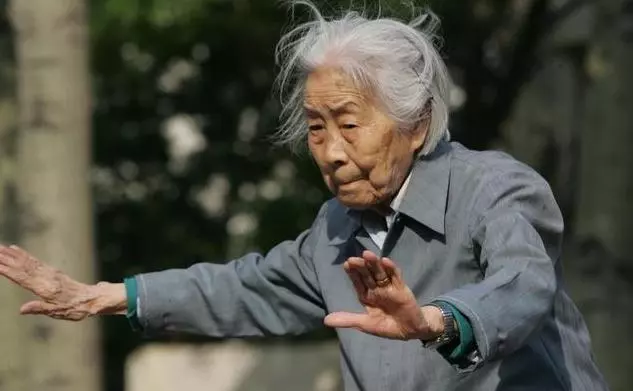 老家拆遷,婆婆把拆遷款全給了小叔子,十年後她跟我這樣說