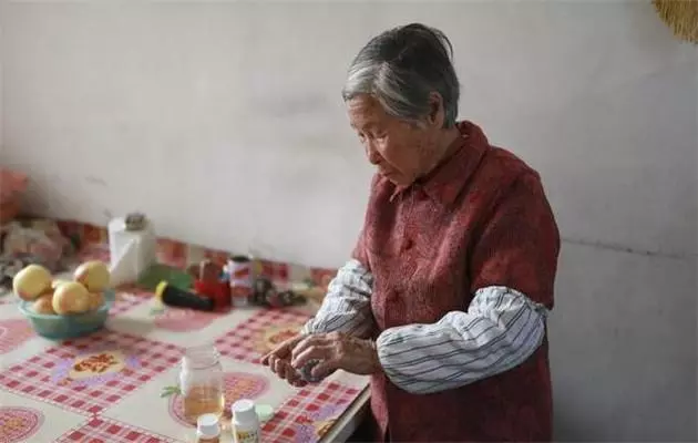 我和小姑子同時坐月子,婆婆去照顧小姑子卻不理會生了女兒的我