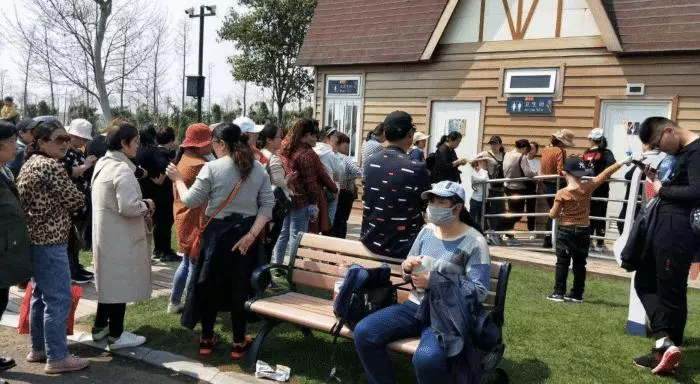 史上最尷尬!男子上廁所忘帶衛生紙,無奈將「墻上小紙條」撕下應急 瞬間解壓了!