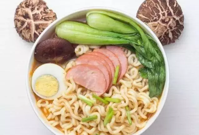 晚上吃宵夜和熬夜餓肚子,哪個的危害更大?答案就是如此簡單