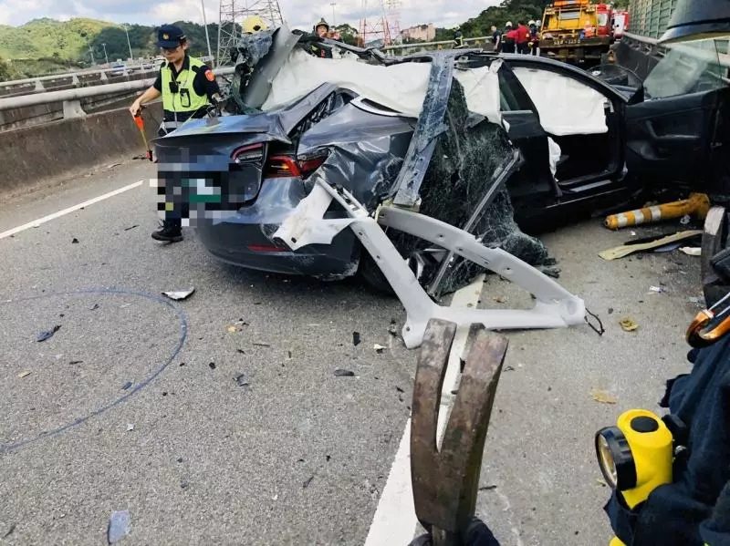 試駕特斯拉自撞護欄 司機下車後竟墜橋亡 | 中國報 China Press