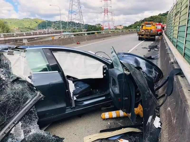 試駕特斯拉自撞護欄 司機下車後竟墜橋亡 | 中國報 China Press