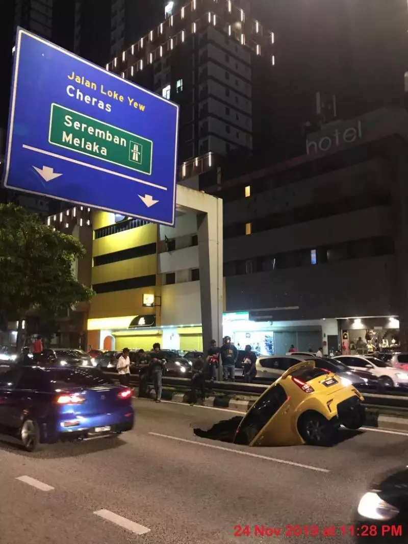 路中央驚現大窟窿 ,轎車墜洞 險遭「吞」