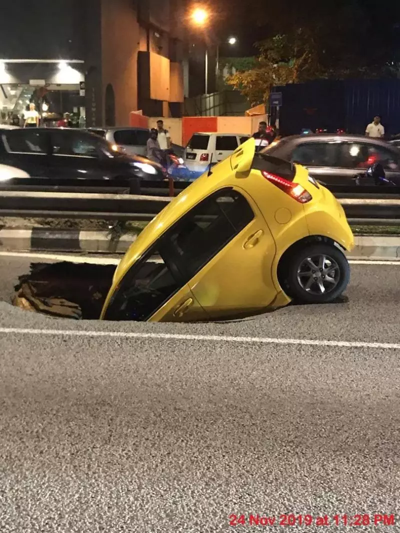 路中央驚現大窟窿 ,轎車墜洞 險遭「吞」