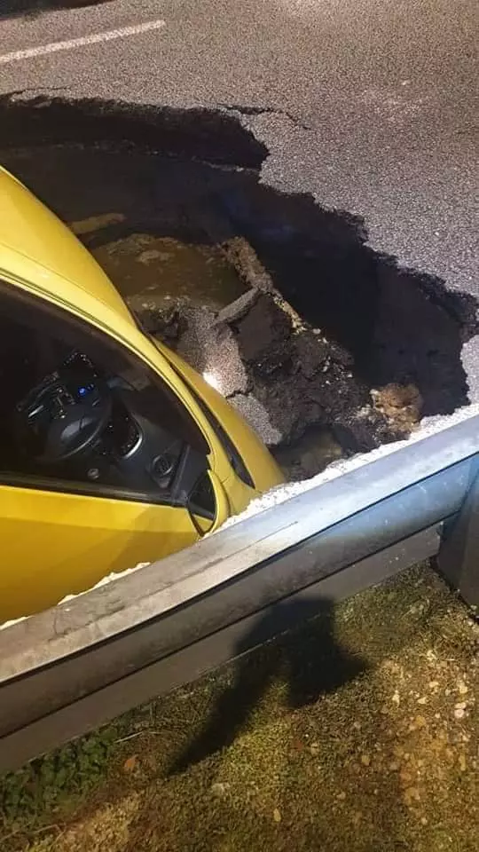 路中央驚現大窟窿 ,轎車墜洞 險遭「吞」
