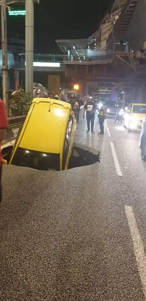 路中央驚現大窟窿 ,轎車墜洞 險遭「吞」