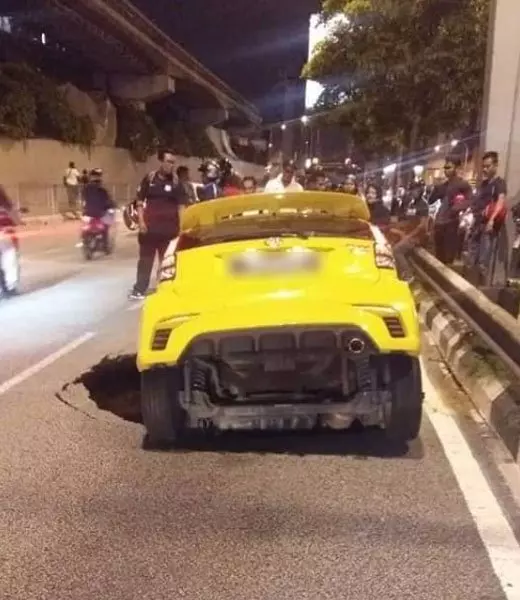 路中央驚現大窟窿 ,轎車墜洞 險遭「吞」