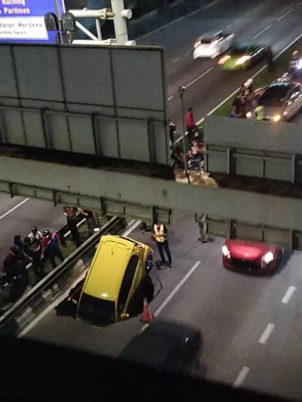 路中央驚現大窟窿 ,轎車墜洞 險遭「吞」