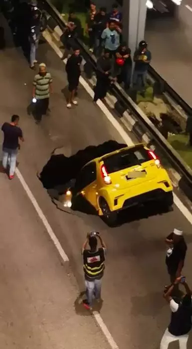 路中央驚現大窟窿 ,轎車墜洞 險遭「吞」