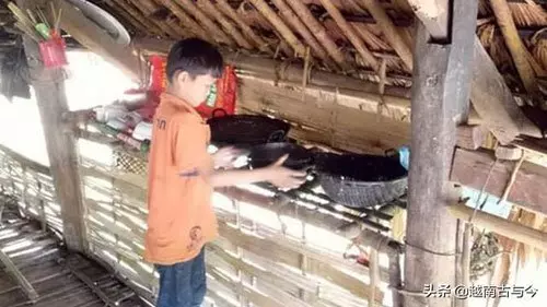 奶奶去世爸爸意外身亡 男童住破屋 種菜養自己 | 中國報 China Press
