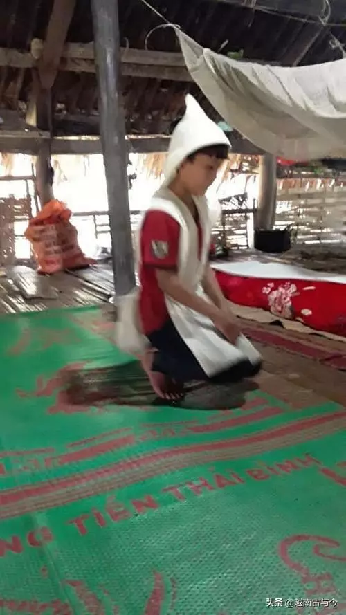 奶奶去世爸爸意外身亡 男童住破屋 種菜養自己 | 中國報 China Press