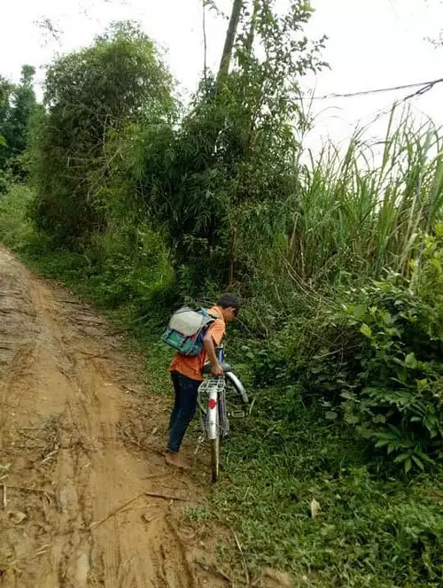 奶奶去世爸爸意外身亡 男童住破屋 種菜養自己 | 中國報 China Press