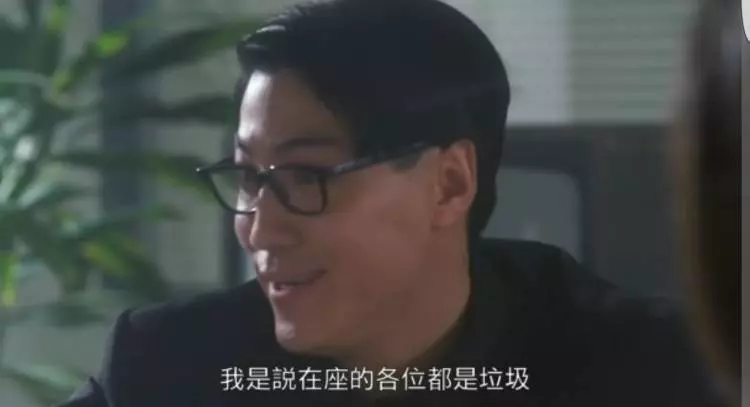 槍在手 中二屁孩單手扛「真槍」誓言幹人… 網笑:你的槍…==